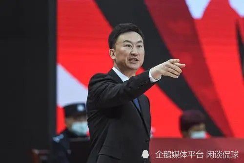 在那名船长的带领下，众人一个个翻越栏杆、小心的爬上另一艘船的甲板。